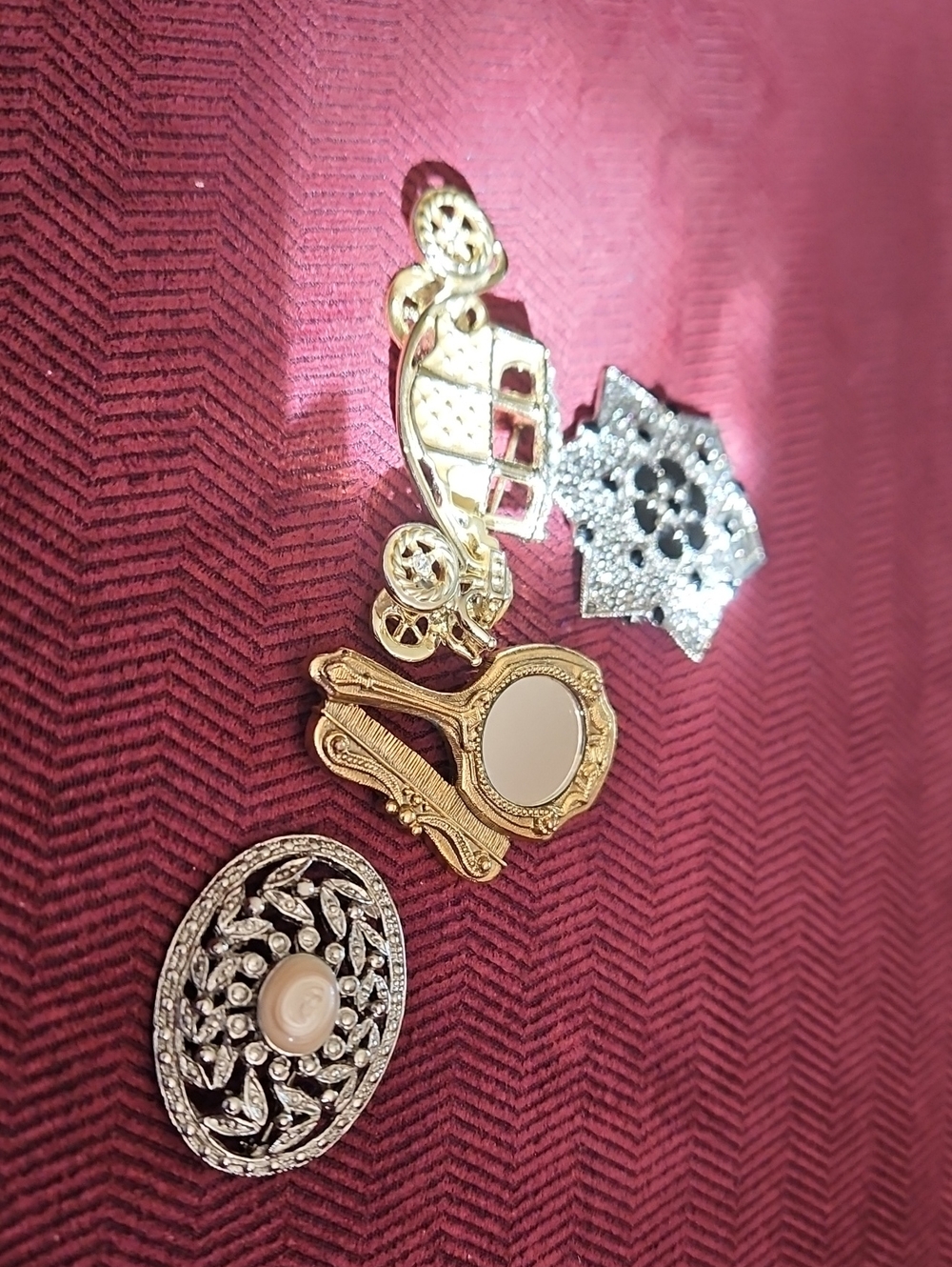 Womens Collection Of Vintage Coat, Sweater, And Blazer Pins Set Of 4